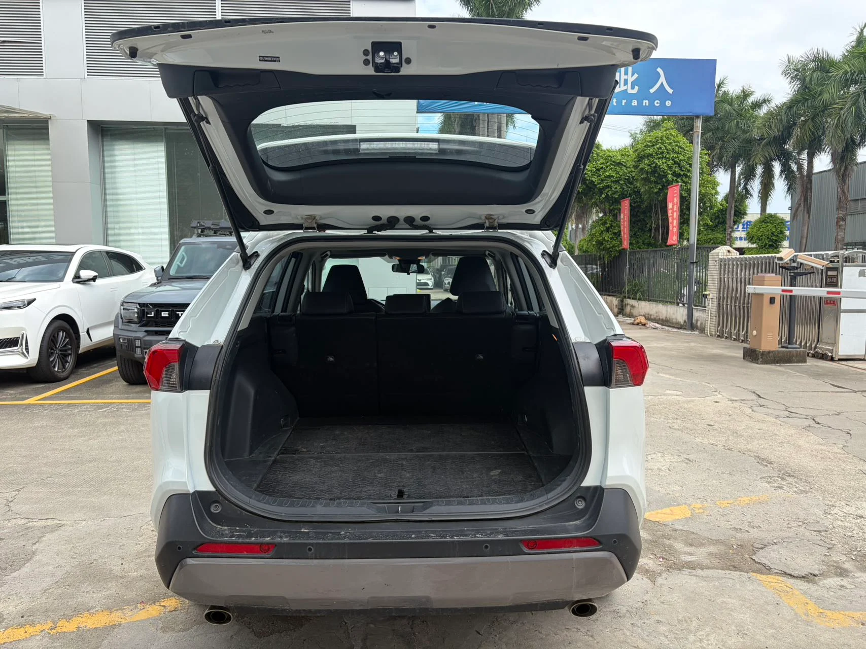 2023 Toyota RAV4 white