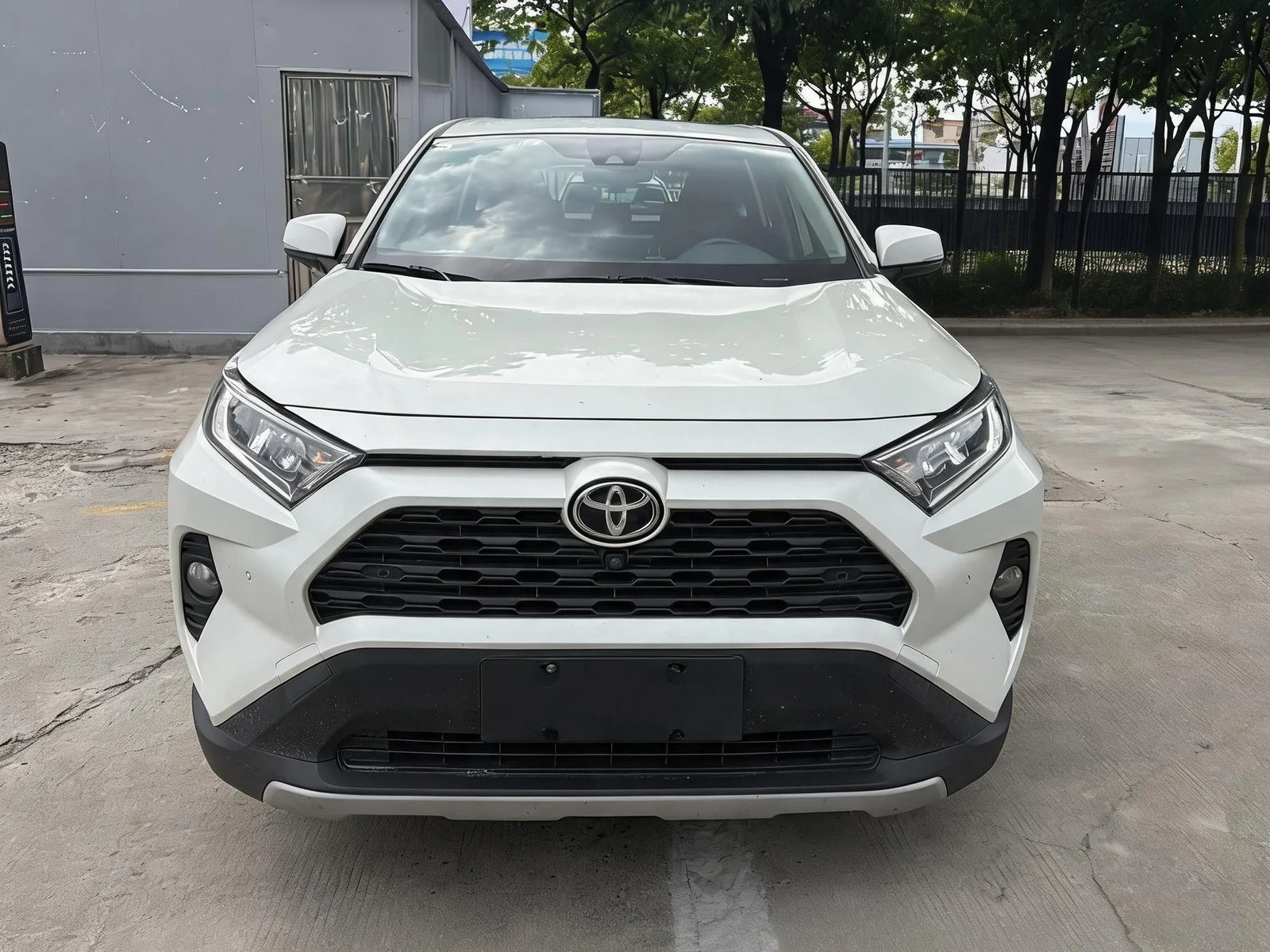 2023 Toyota RAV4 white front view