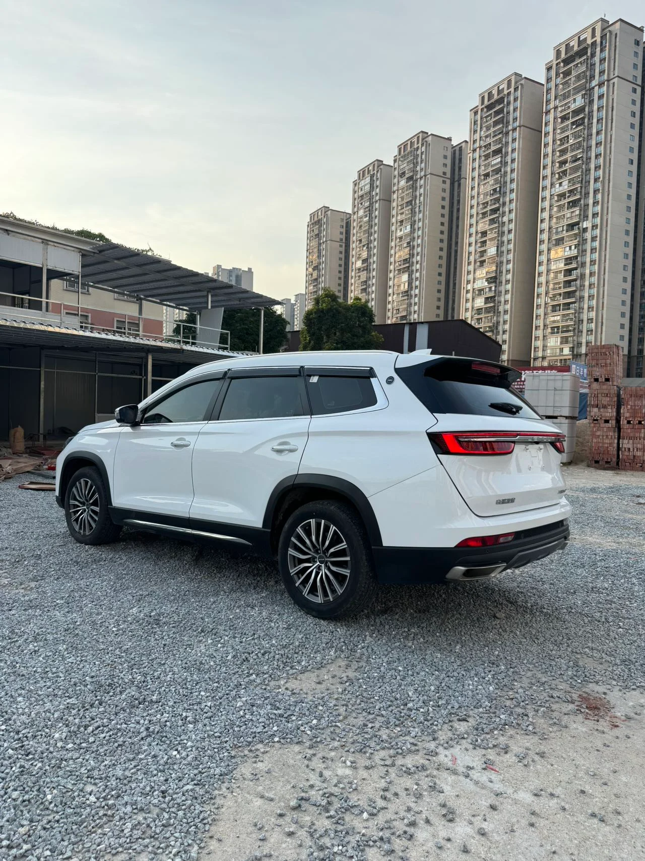 2024 Jetour X90 PLUS white rear three-quarter view
