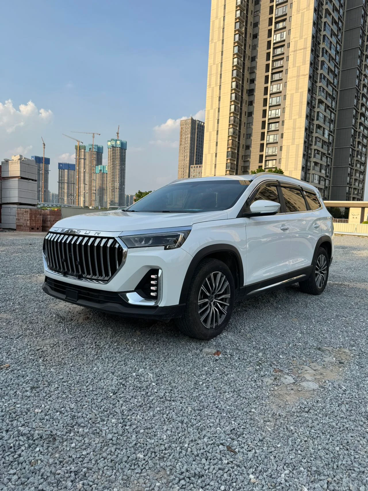 2024 Jetour X90 PLUS white front three-quarter view