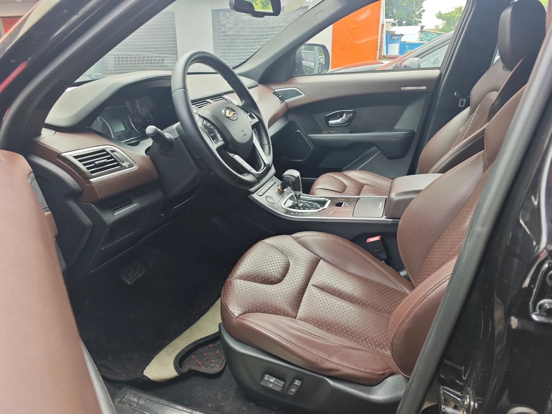 2016 Landwind X7 black interior