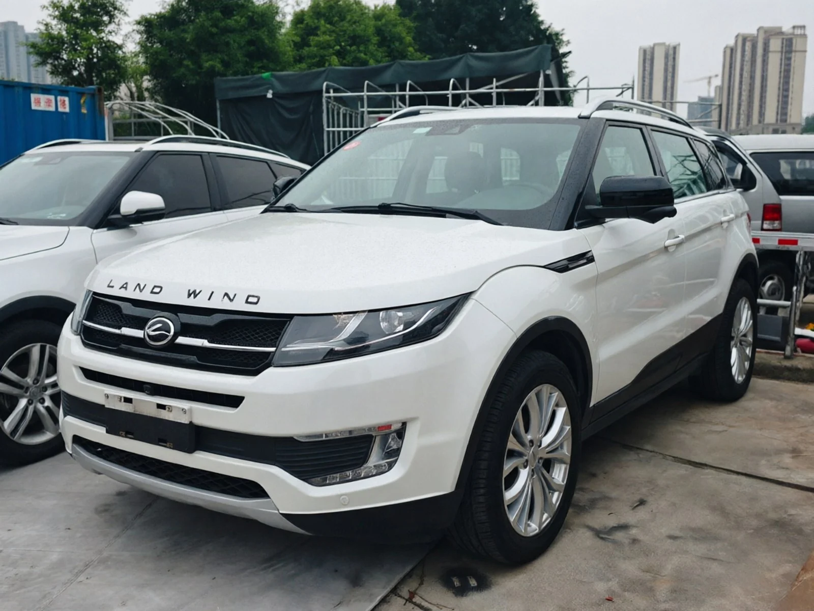 2016 Landwind X7 white front three-quarter view