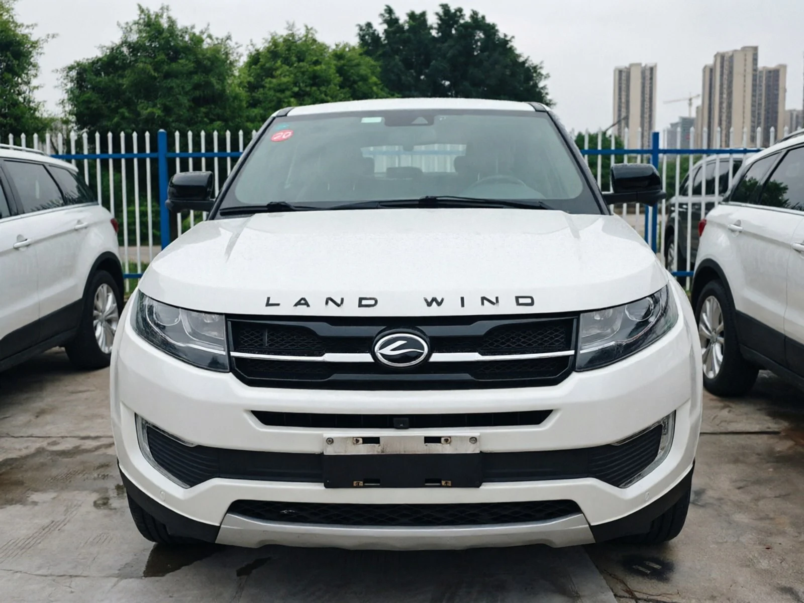 2016 Landwind X7 white front view