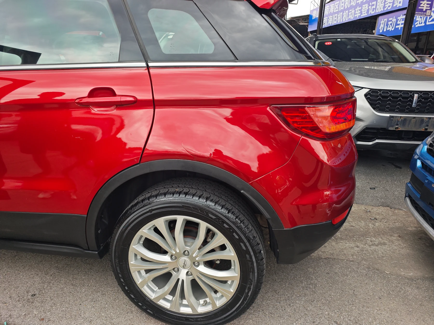 2016 Landwind X7 red rear three-quarter view