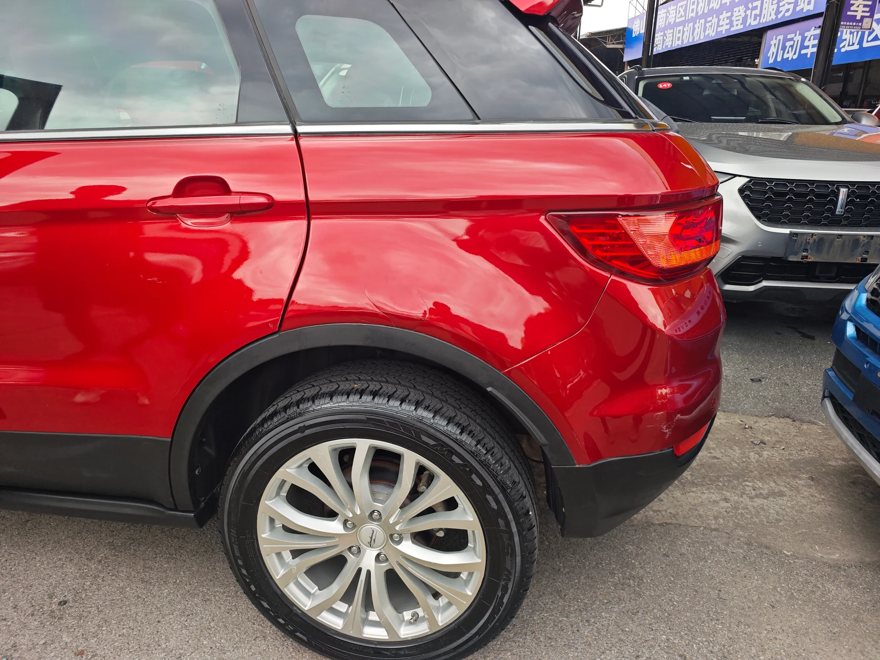 2016 Landwind X7 red rear three-quarter view