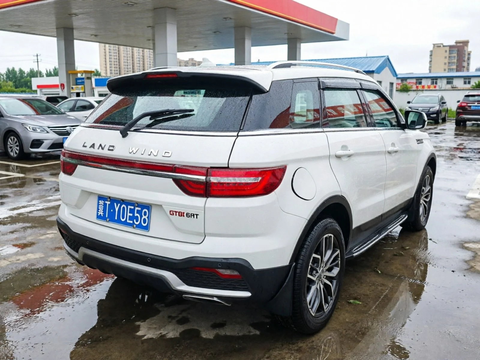 2018 Landwind X7 white rear three-quarter view