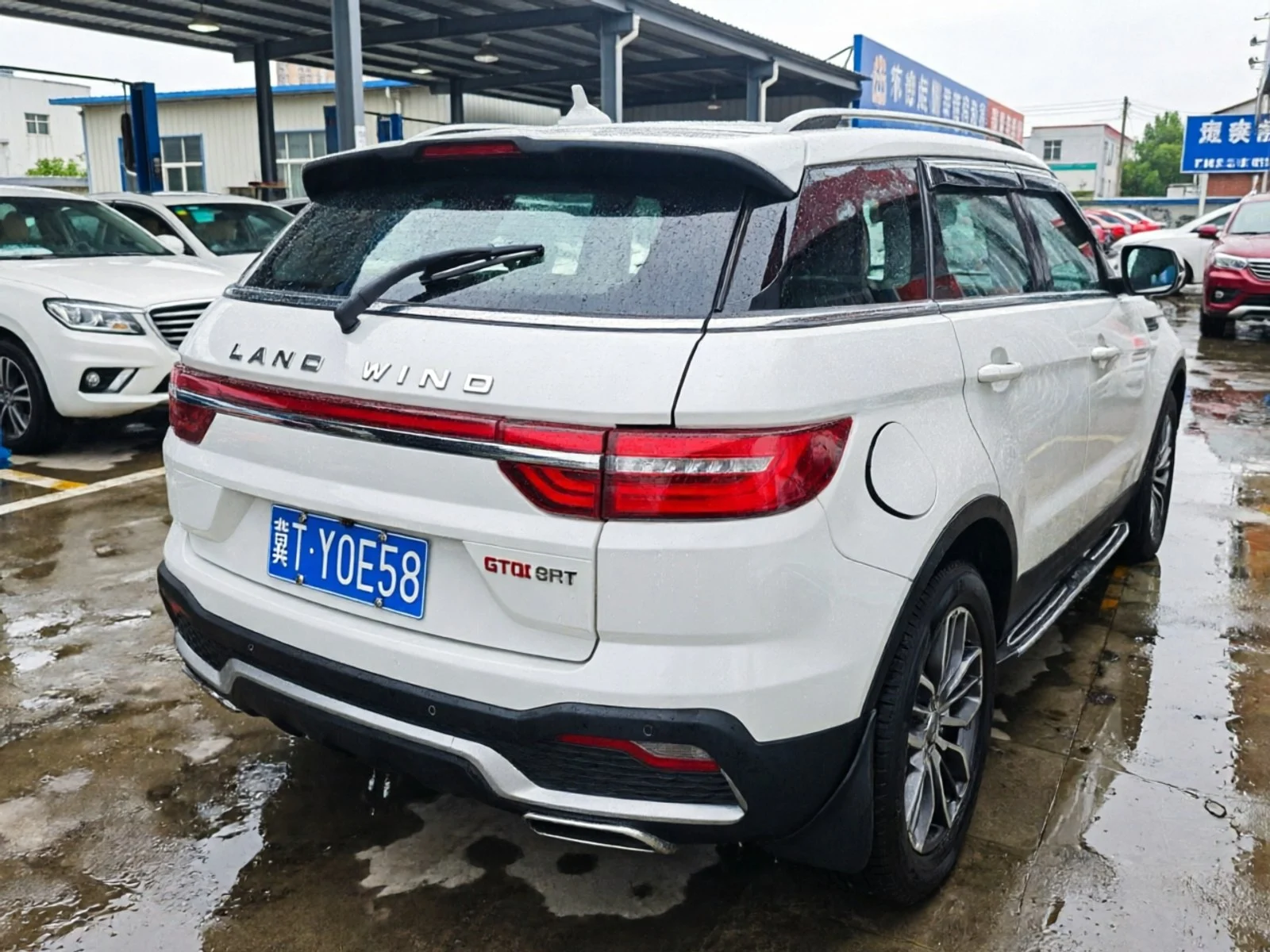 2018 Landwind X7 white rear three-quarter view