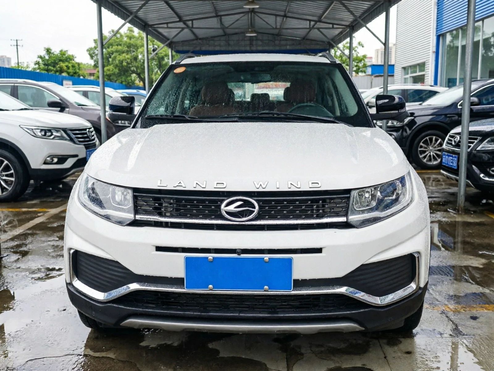 2018 Landwind X7 white front view
