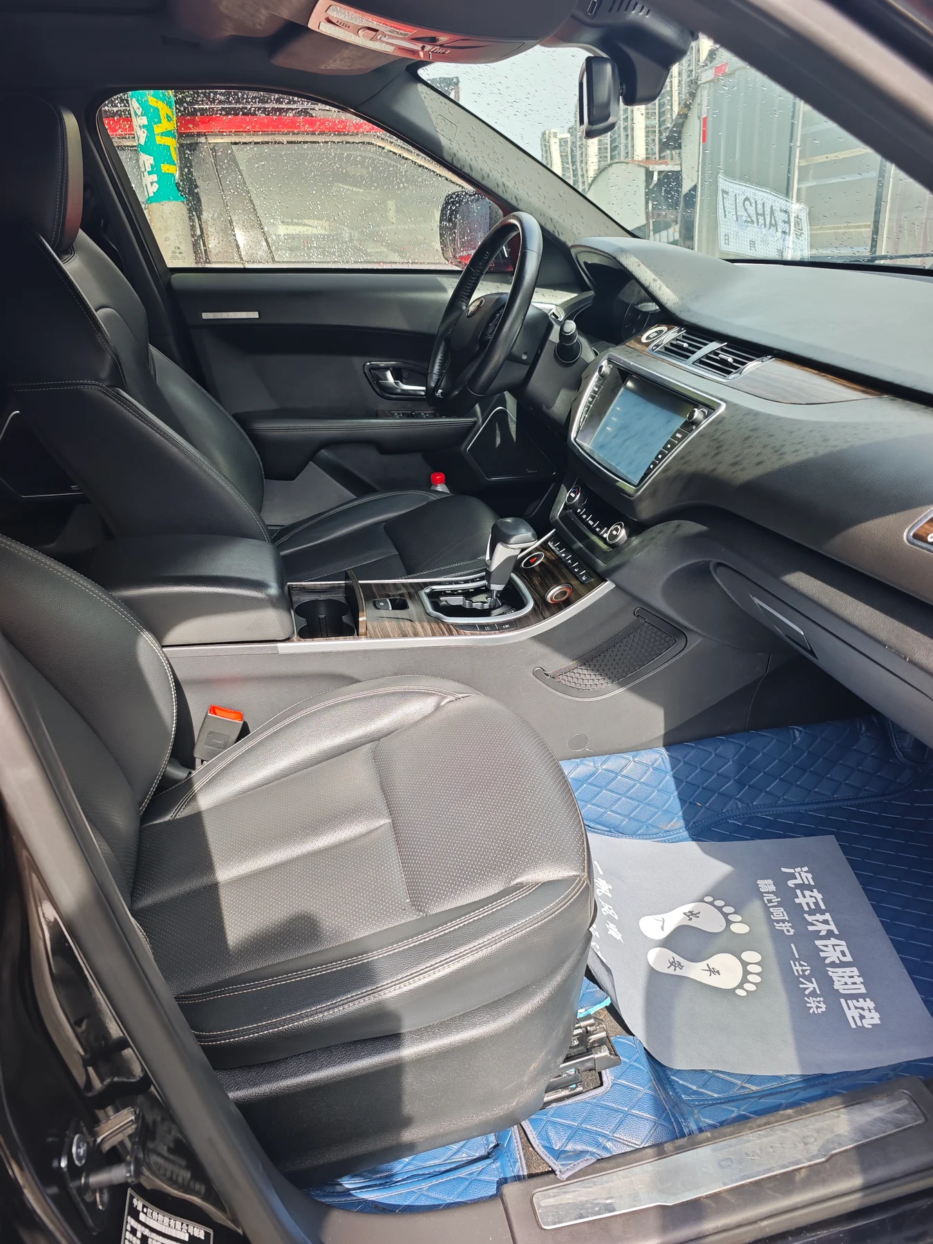 2018 Landwind X7 black interior