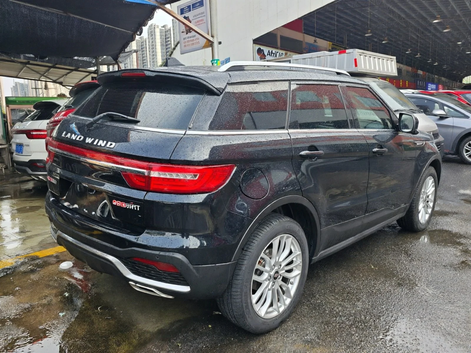 2018 Landwind X7 black rear three-quarter view