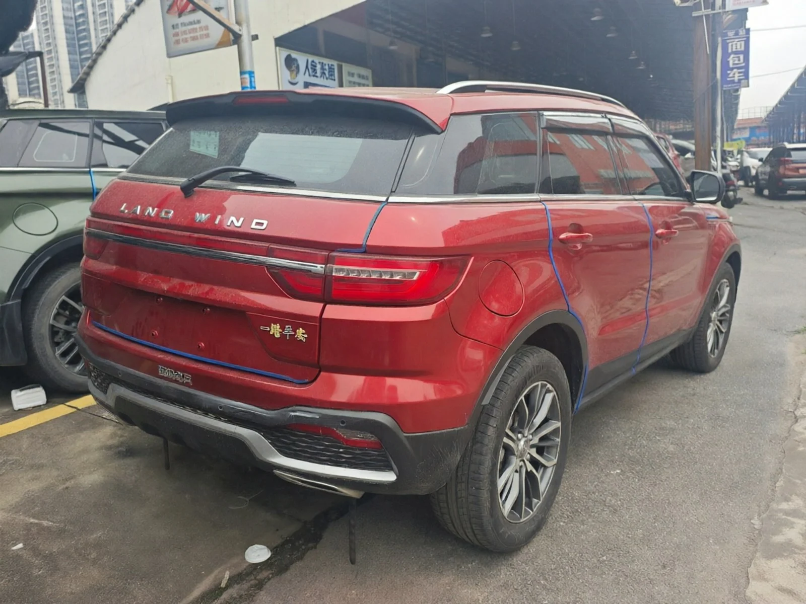 2018 Landwind X7 red rear three-quarter view