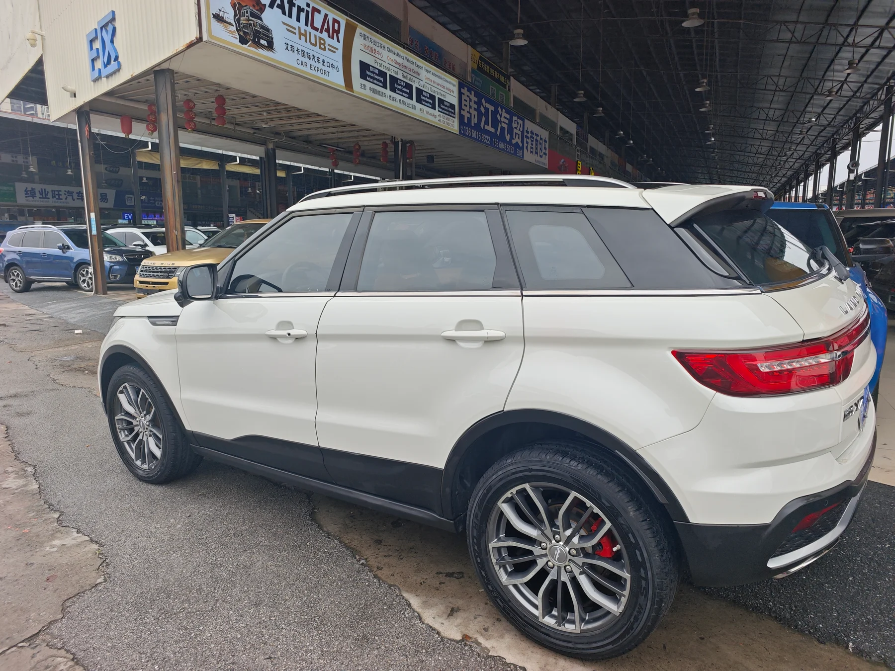 2018 Landwind X7 white rear three-quarter view