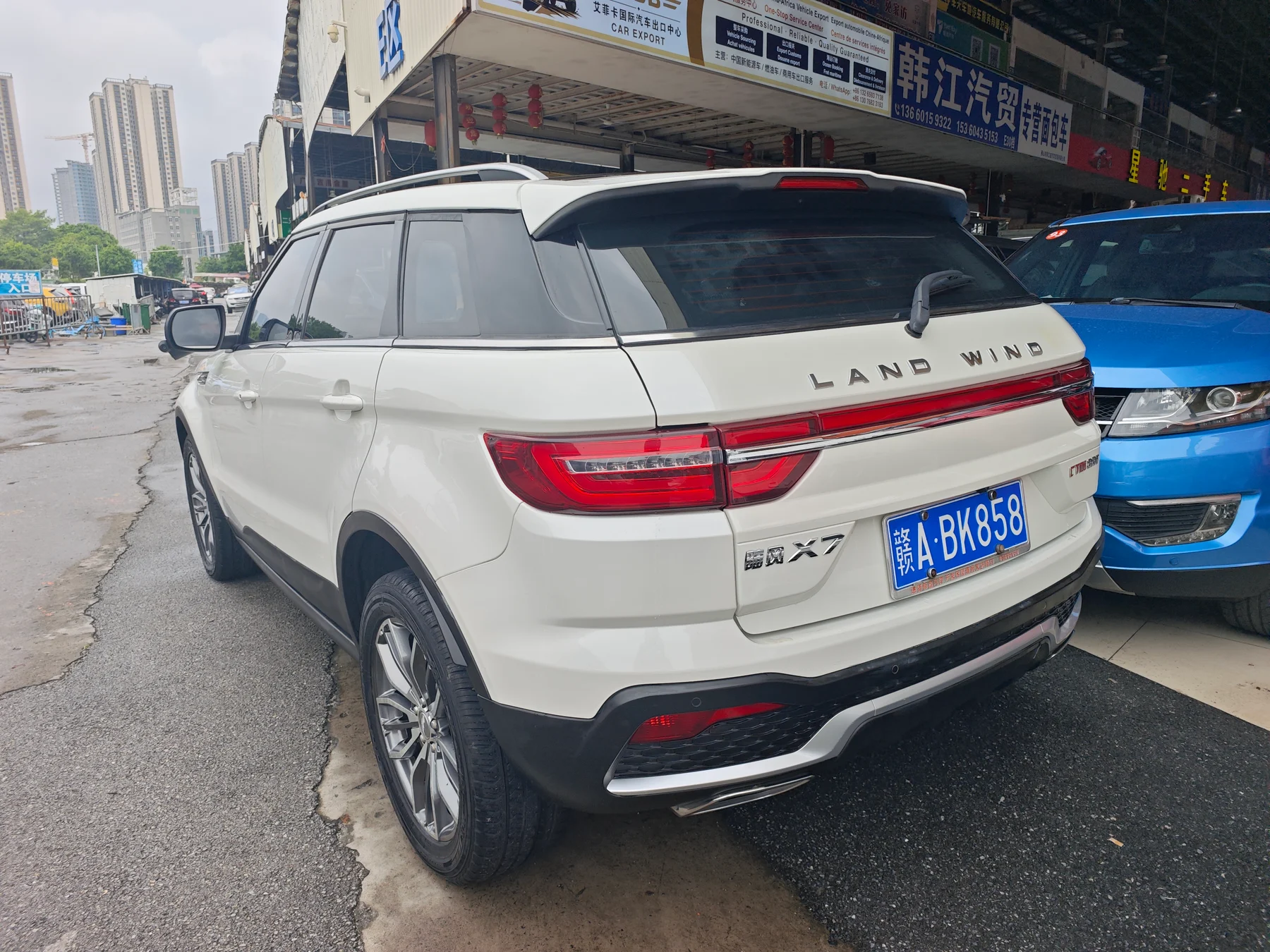 2018 Landwind X7 white rear three-quarter view