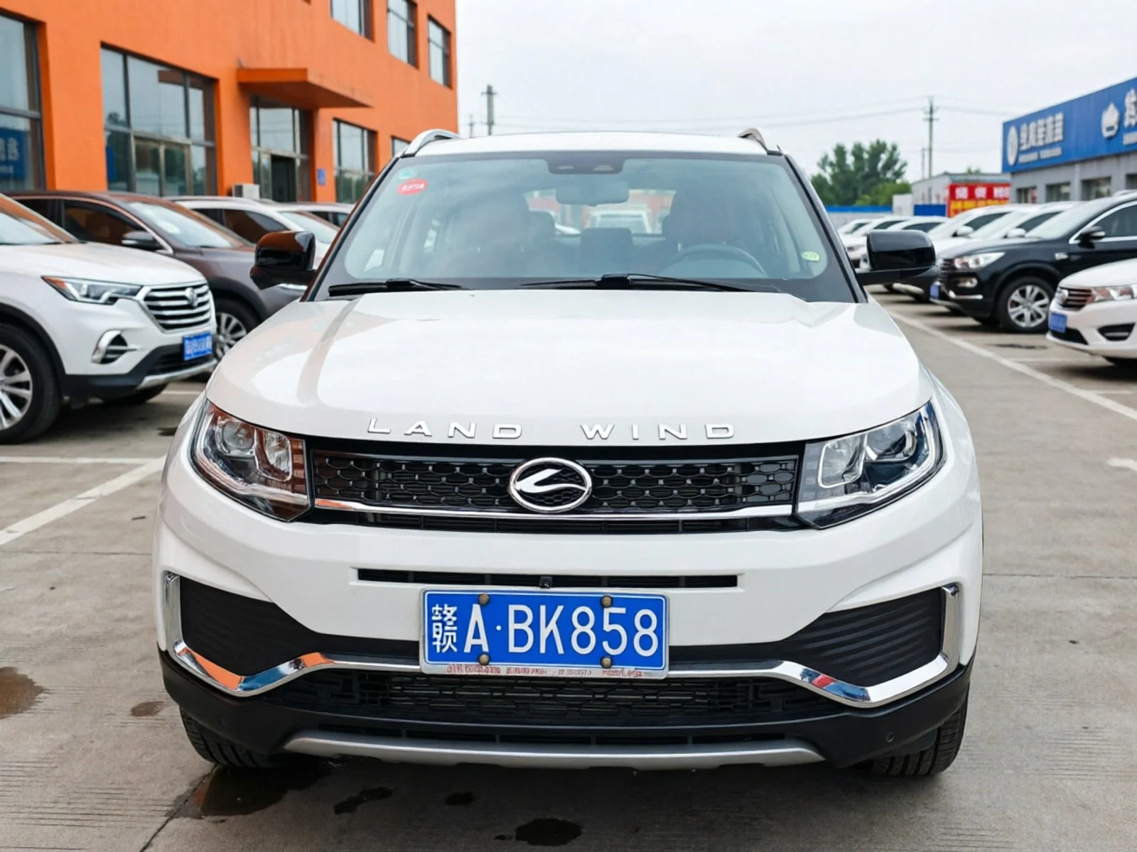 2018 Landwind X7 white front view
