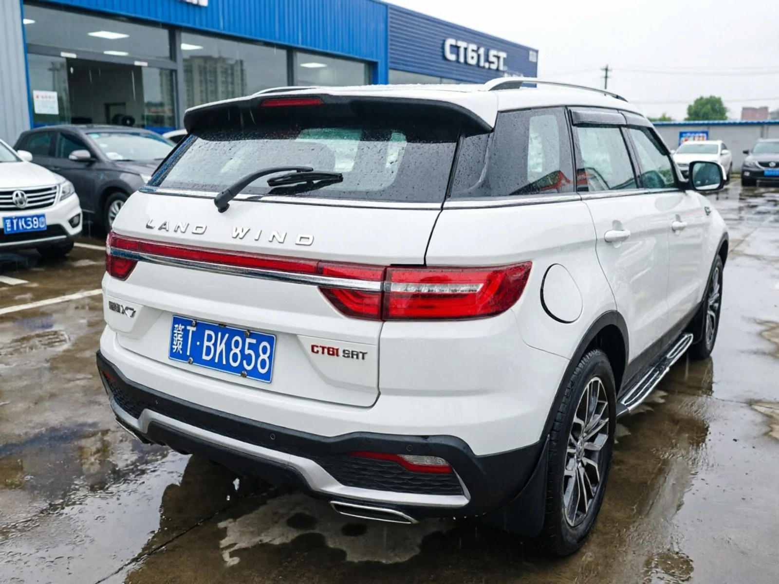 2018 Landwind X7 white rear three-quarter view