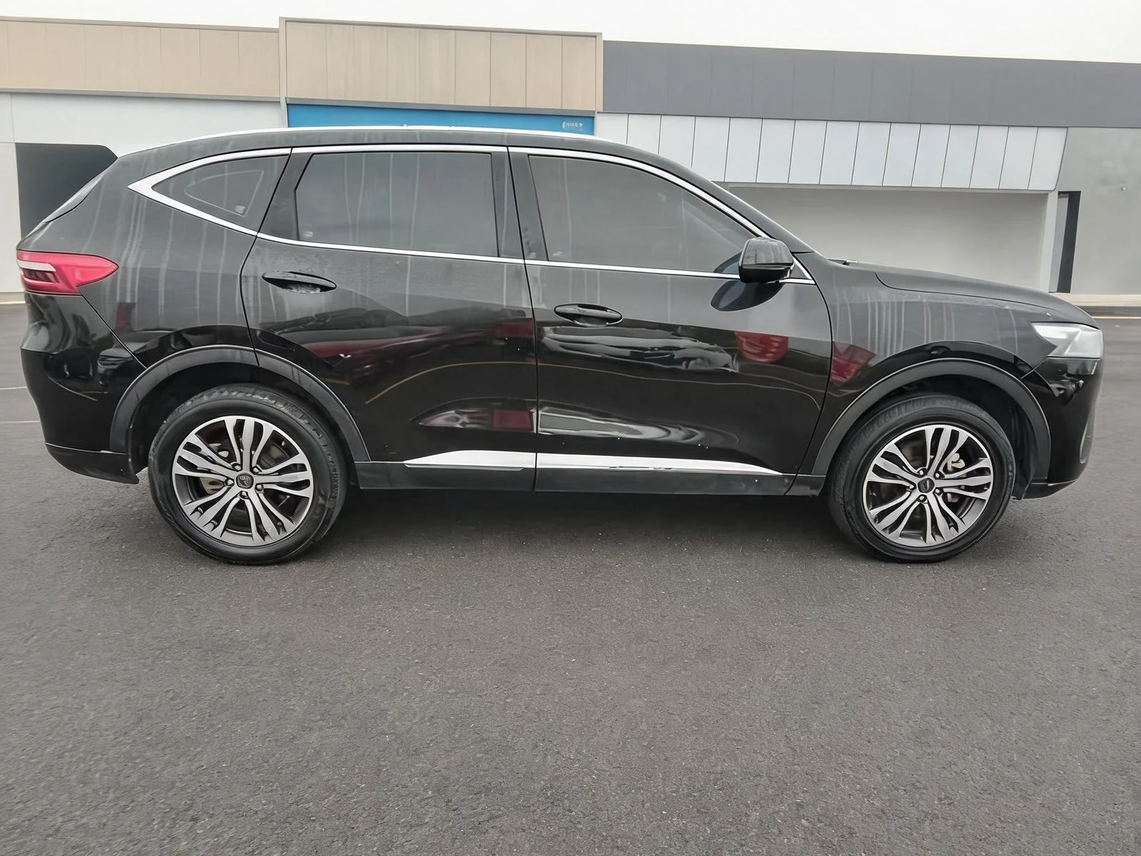 2020 Haval F7 4WD black side view