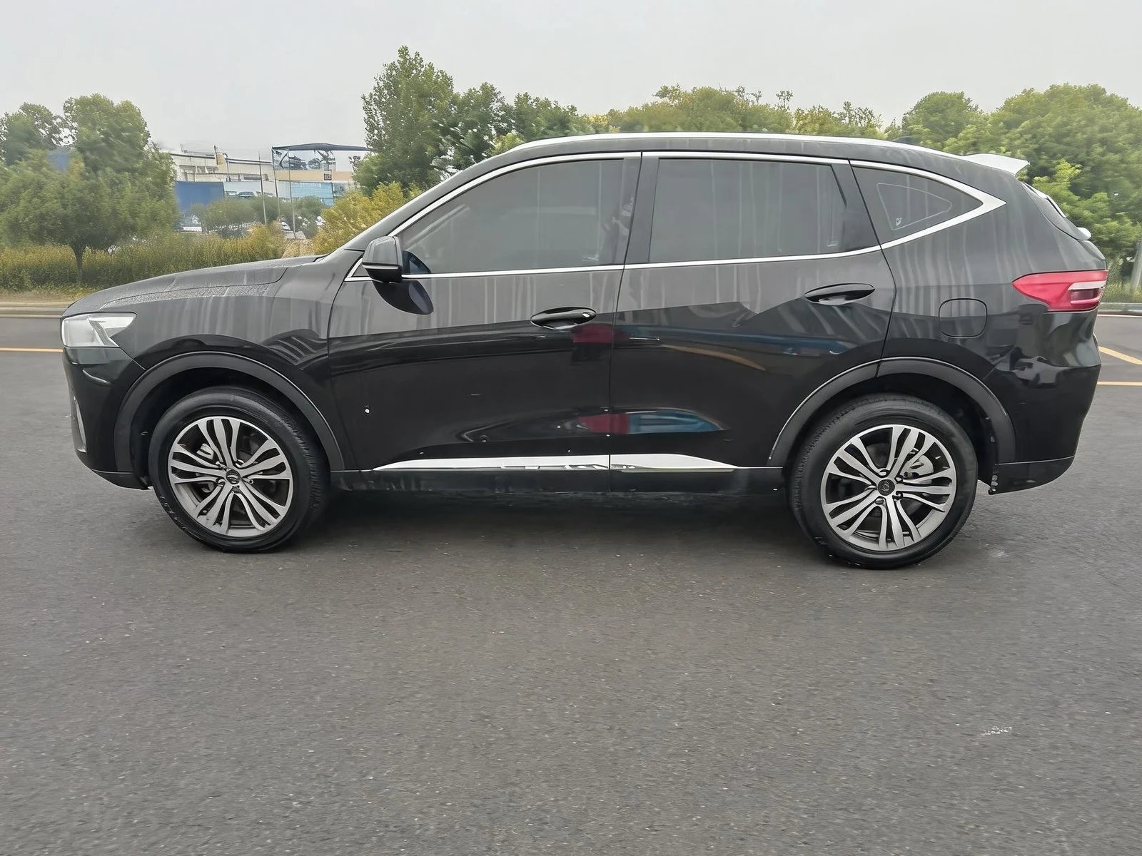 2020 Haval F7 4WD black side view