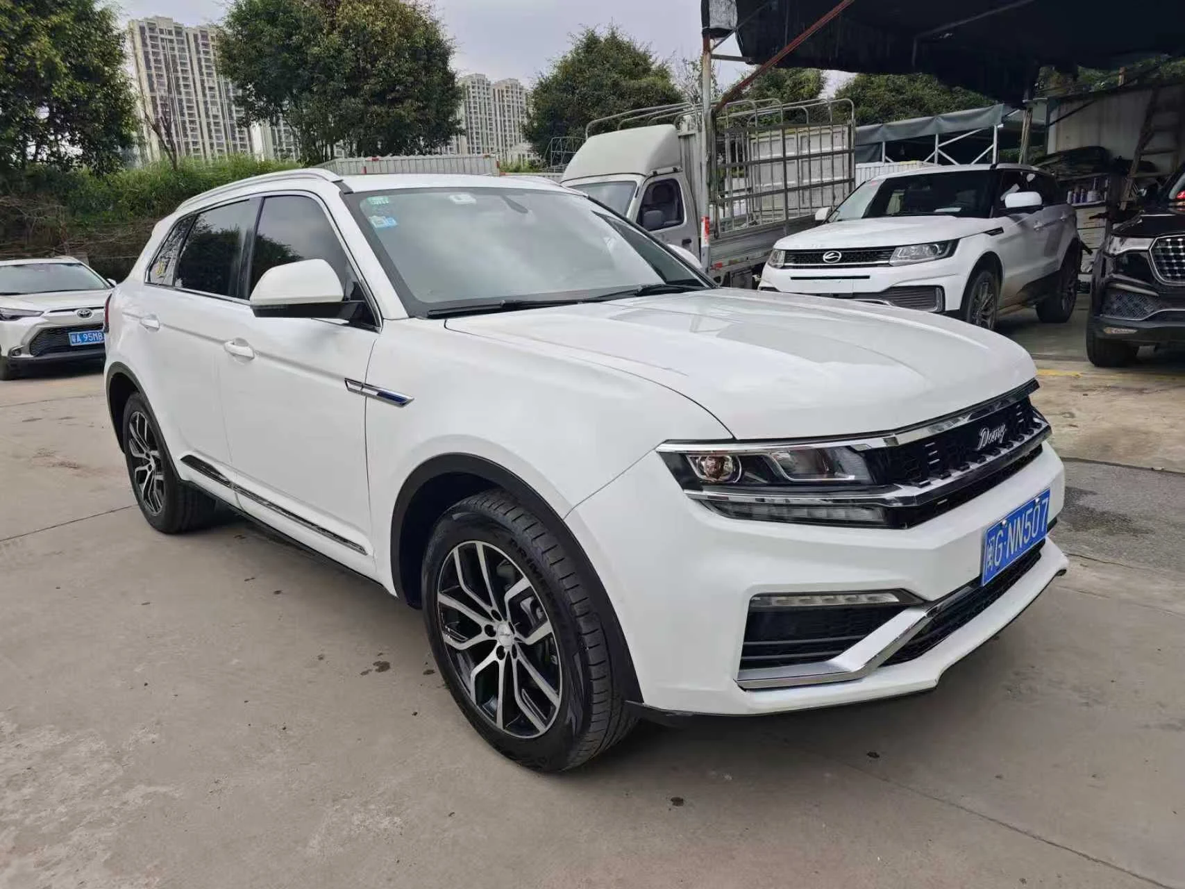 2017 Zotye Damy X7 white front three-quarter view