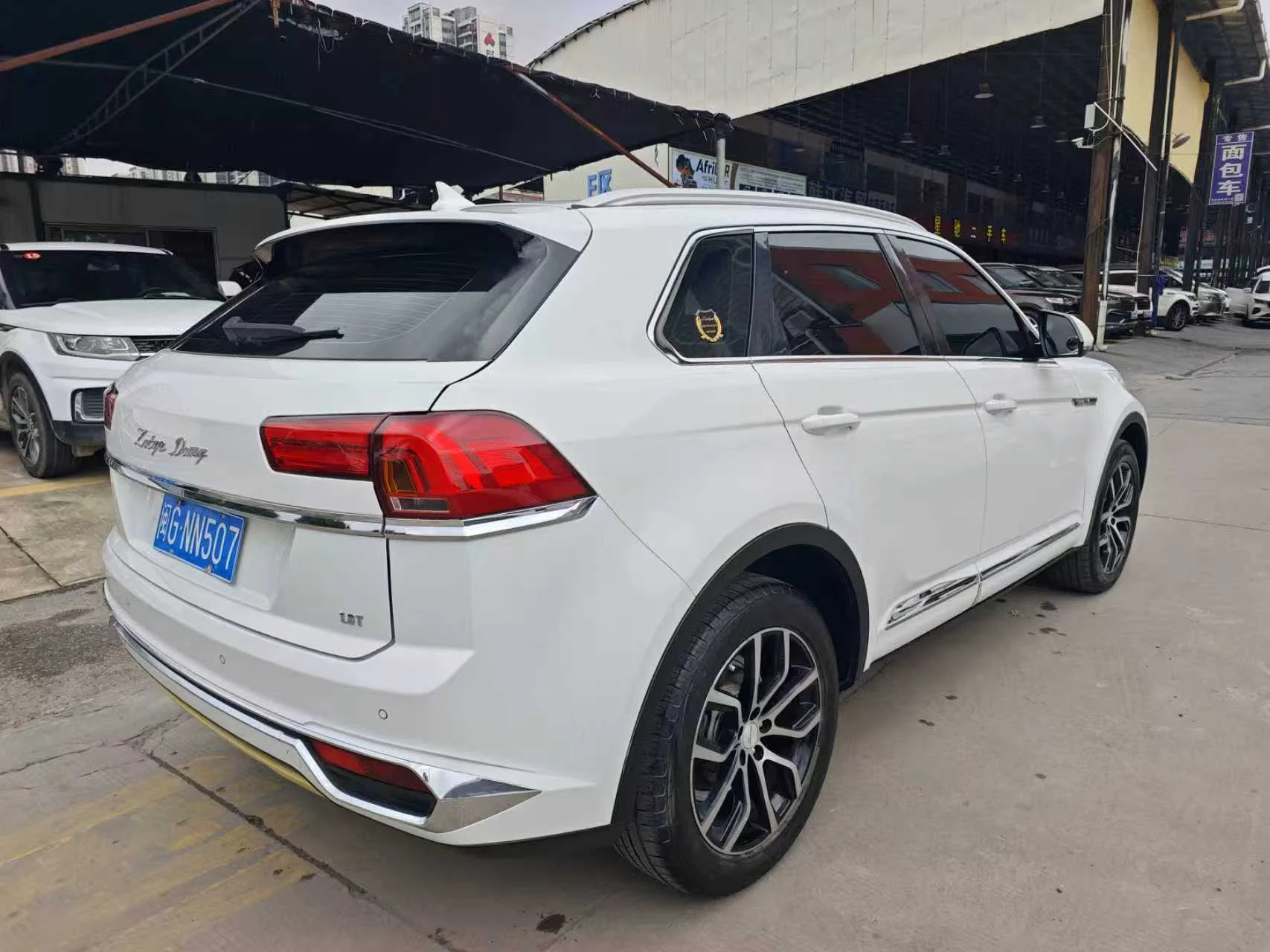 2017 Zotye Damy X7 white rear three-quarter view