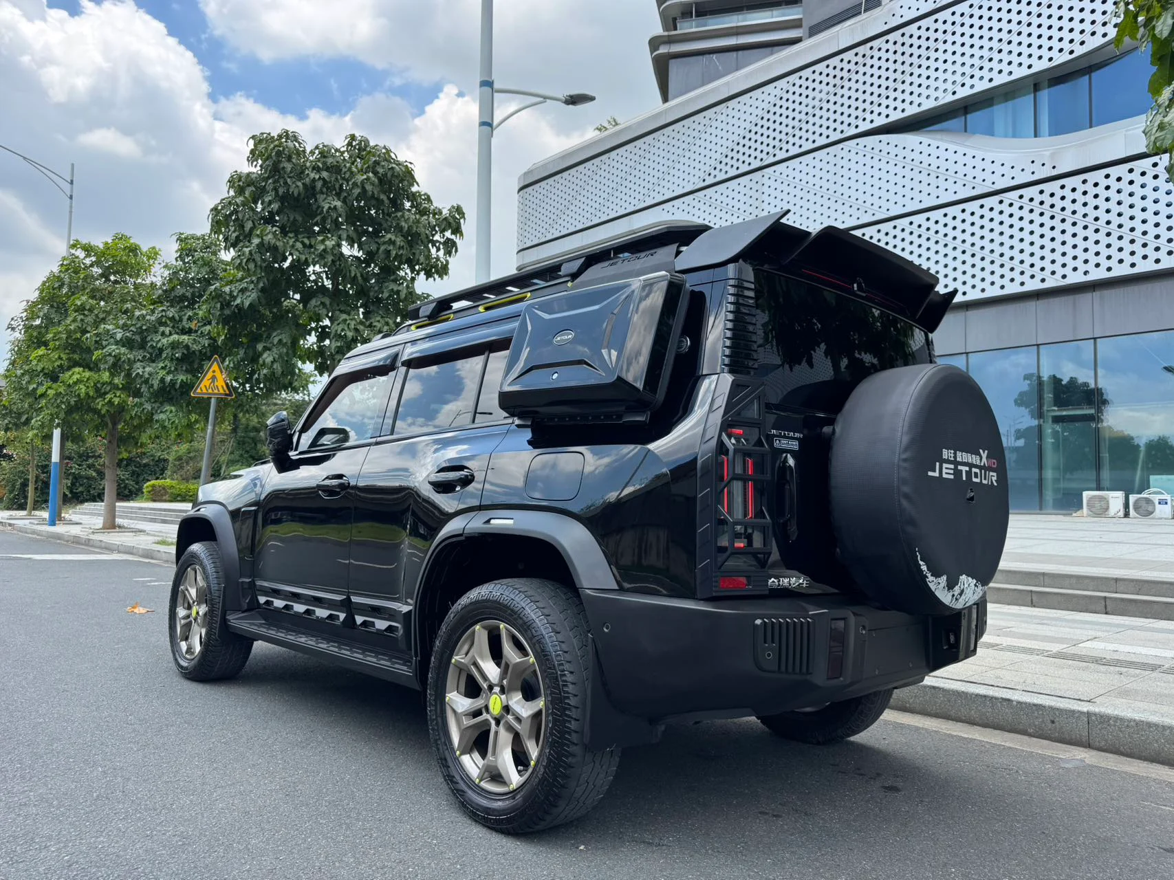 2023 Jetour T2 black rear three-quarter view