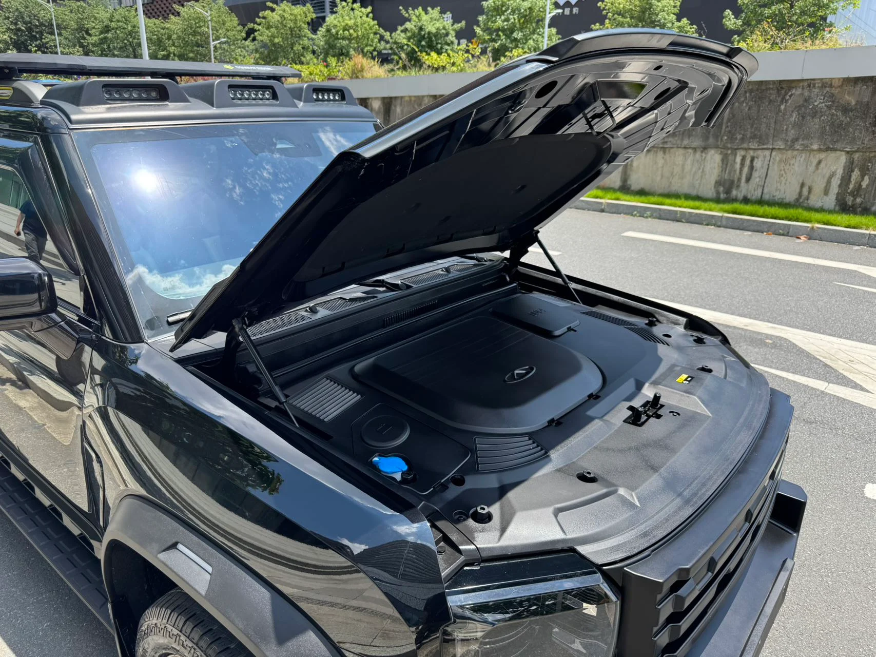 2023 Jetour T2 black front three-quarter view