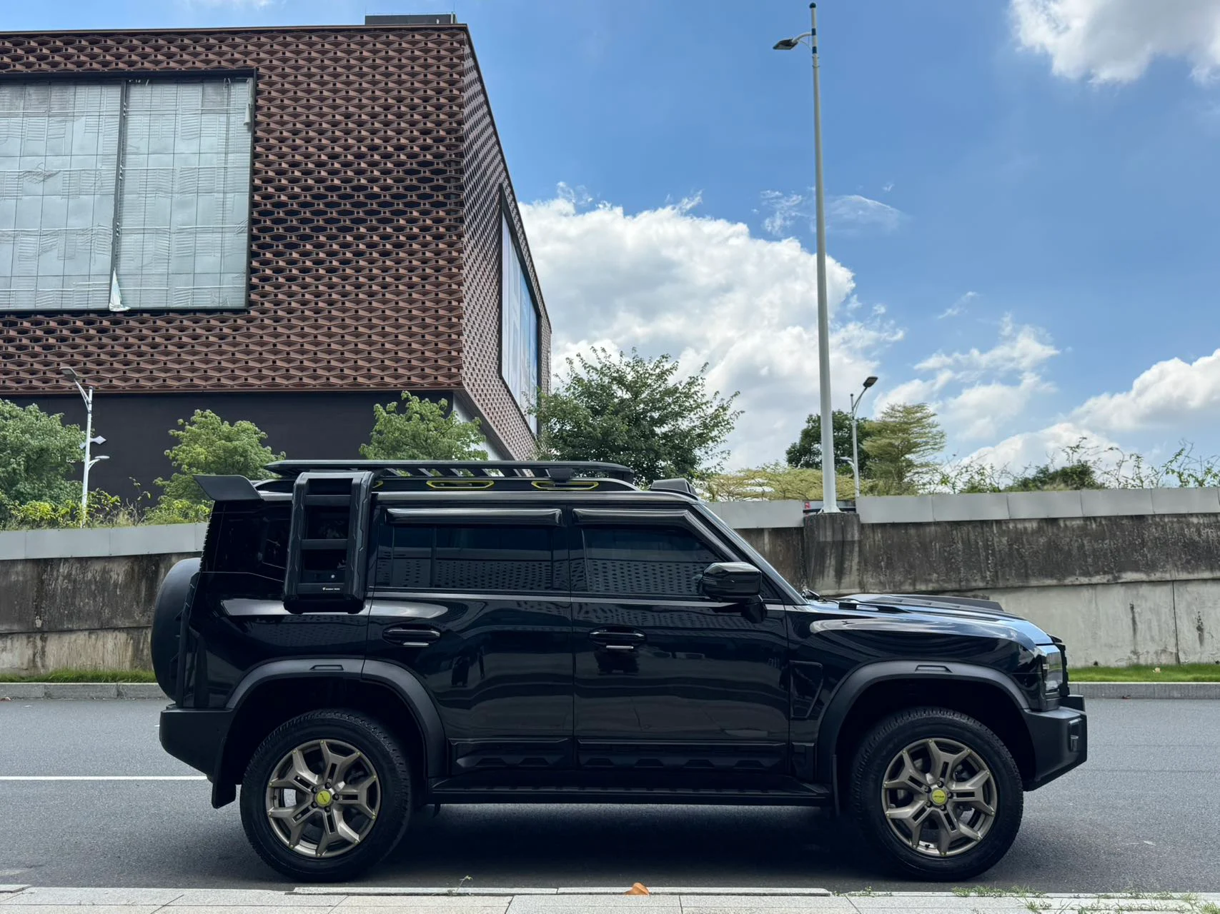 2023 Jetour T2 black side view