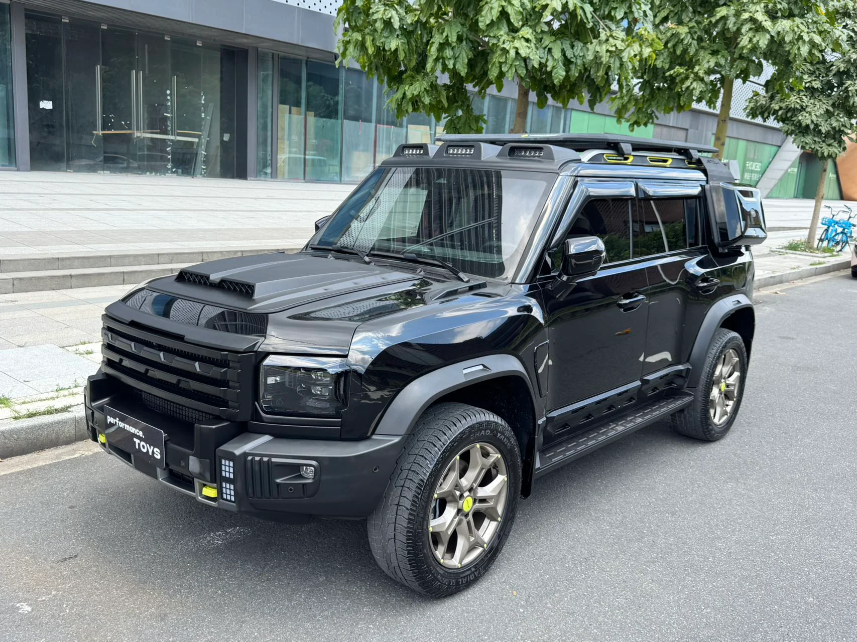 2023 Jetour T2 black front three-quarter view