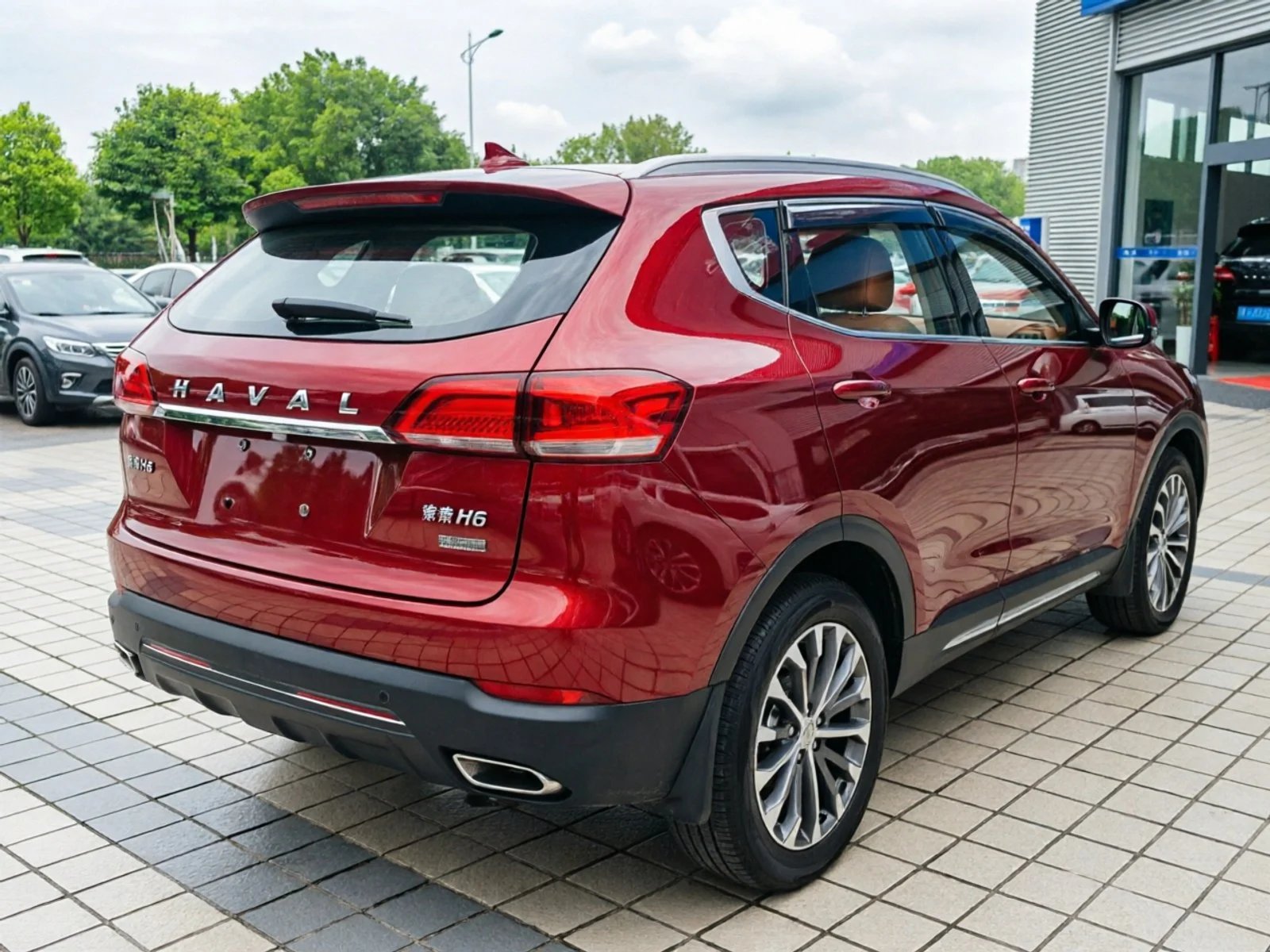 2017 Haval H6 red rear three-quarter view