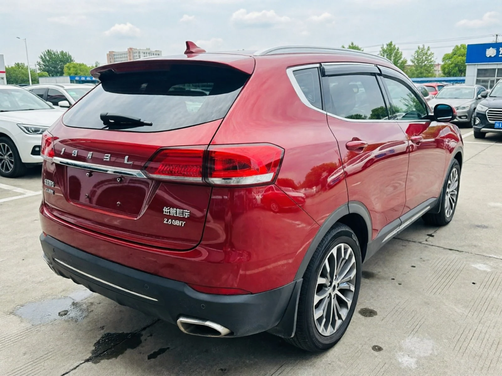 2017 Haval H6 red rear three-quarter view