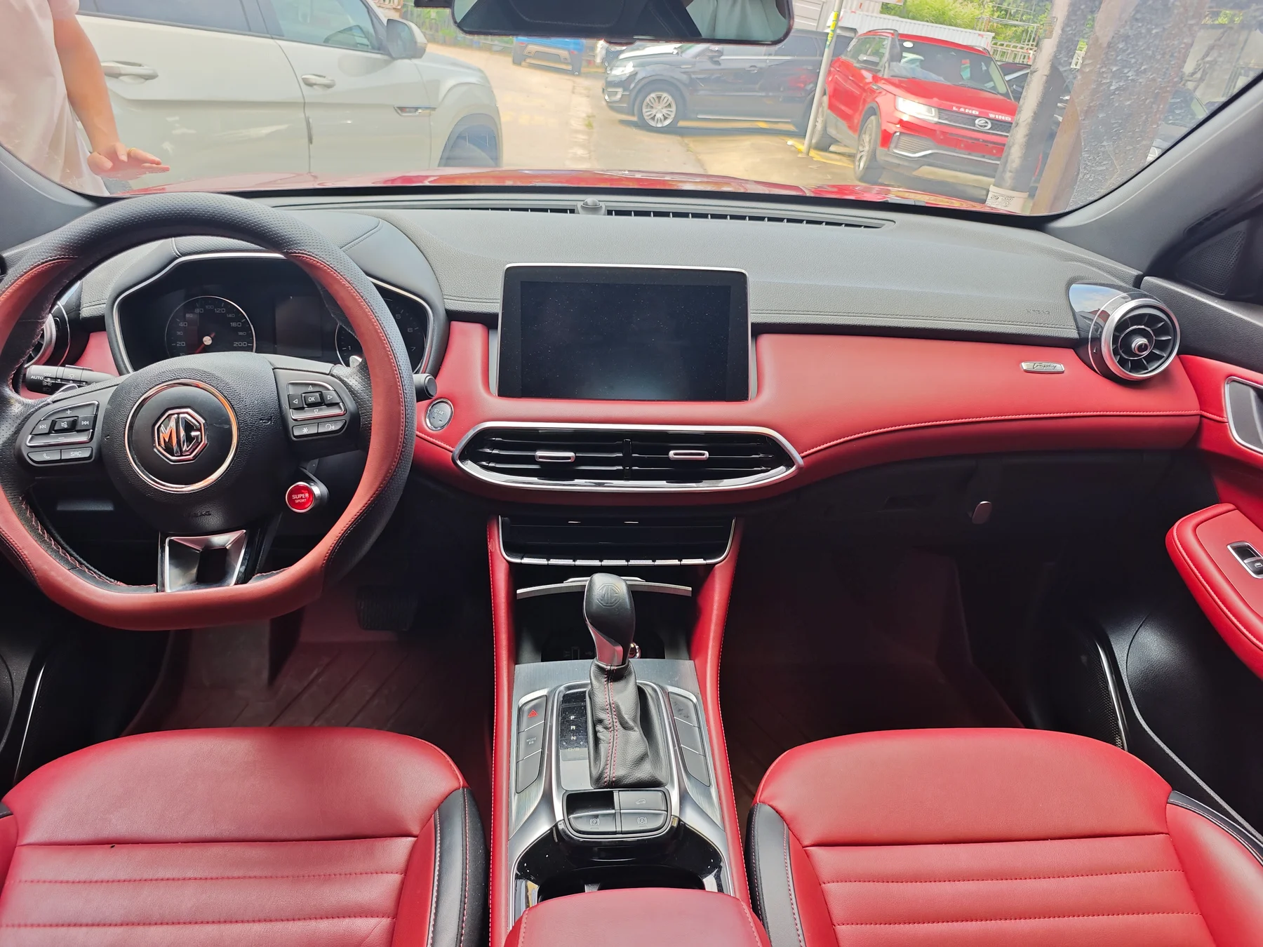 2019 MG HS red interior