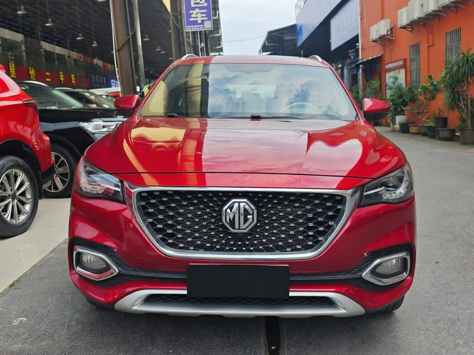 2019 MG HS red front view