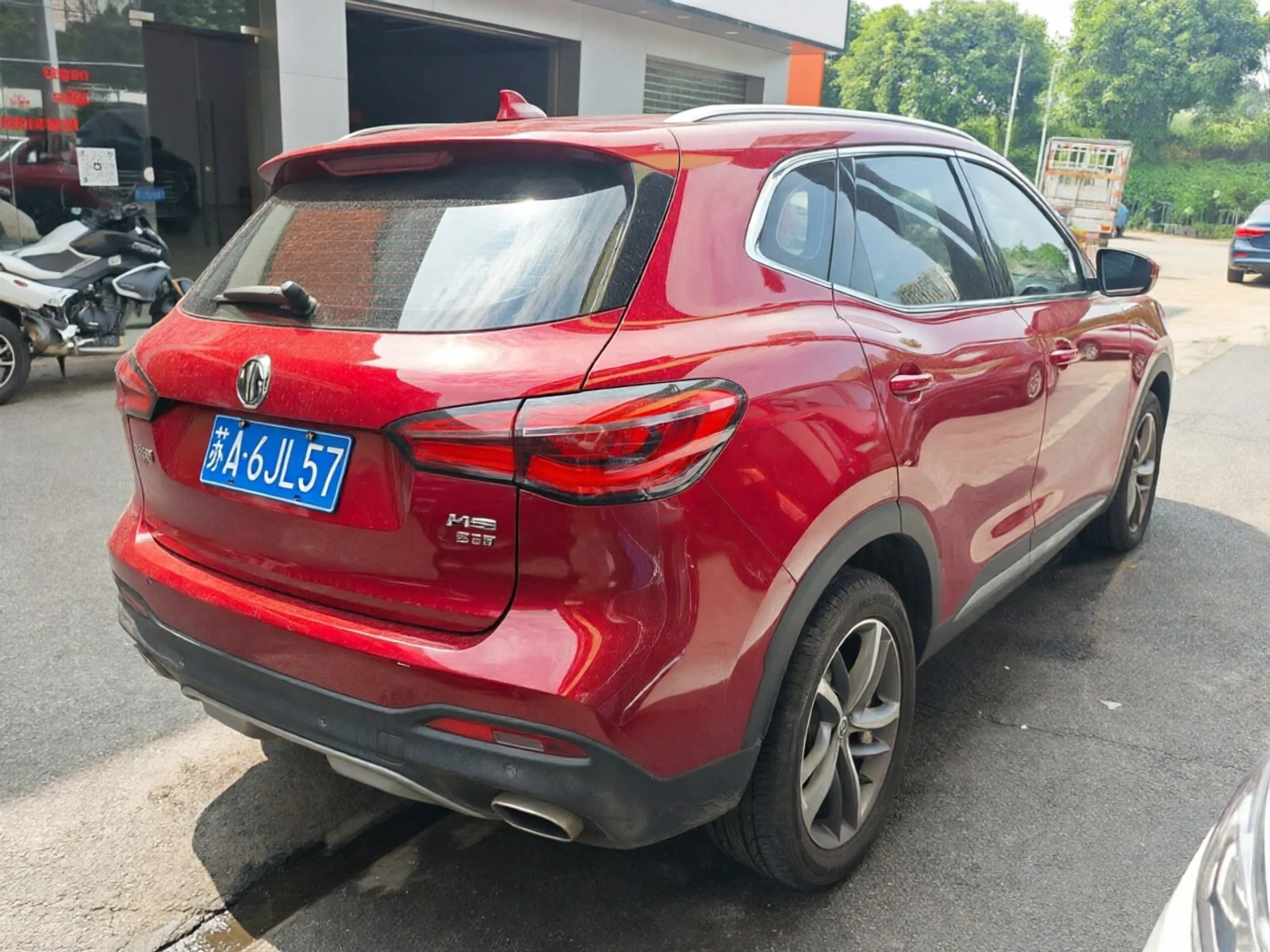 2019 MG HS red rear three-quarter view