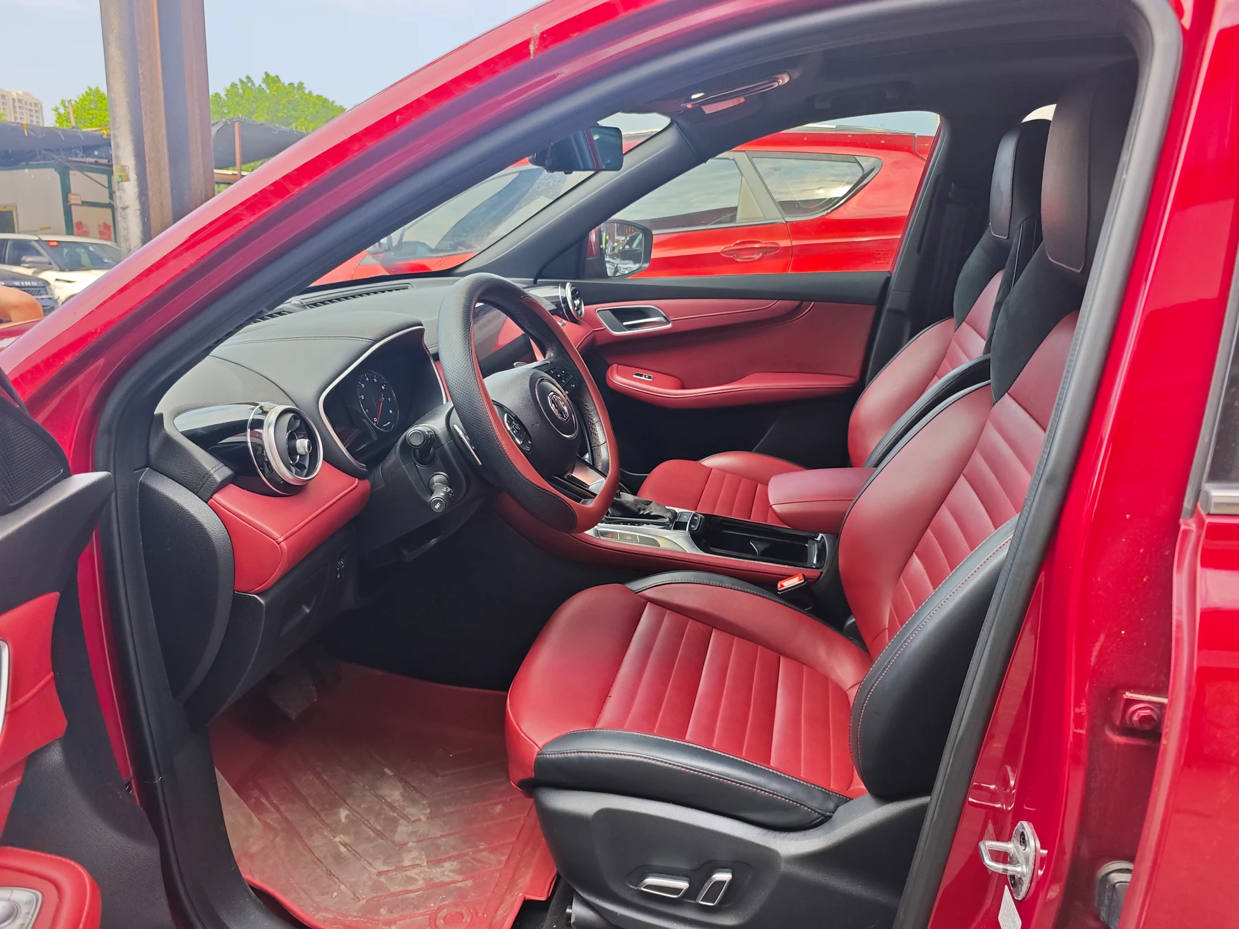 2019 MG HS red interior
