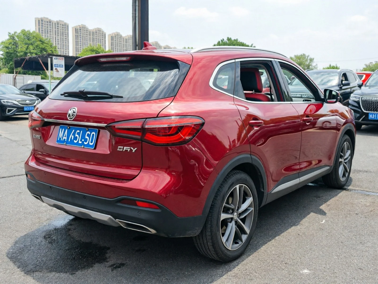 2019 MG HS red rear three-quarter view