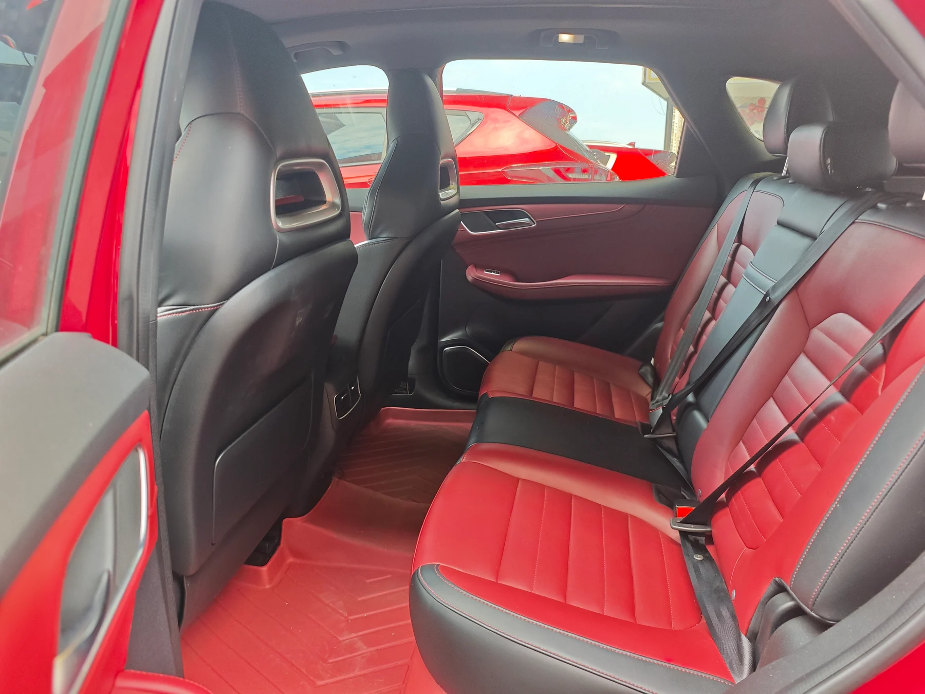 2019 MG HS red interior