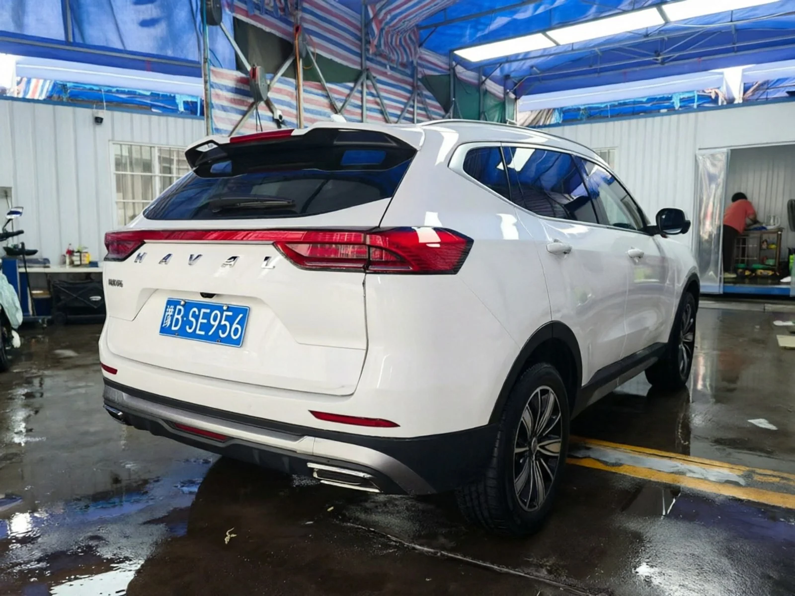 2023 Haval H6 white rear three-quarter view