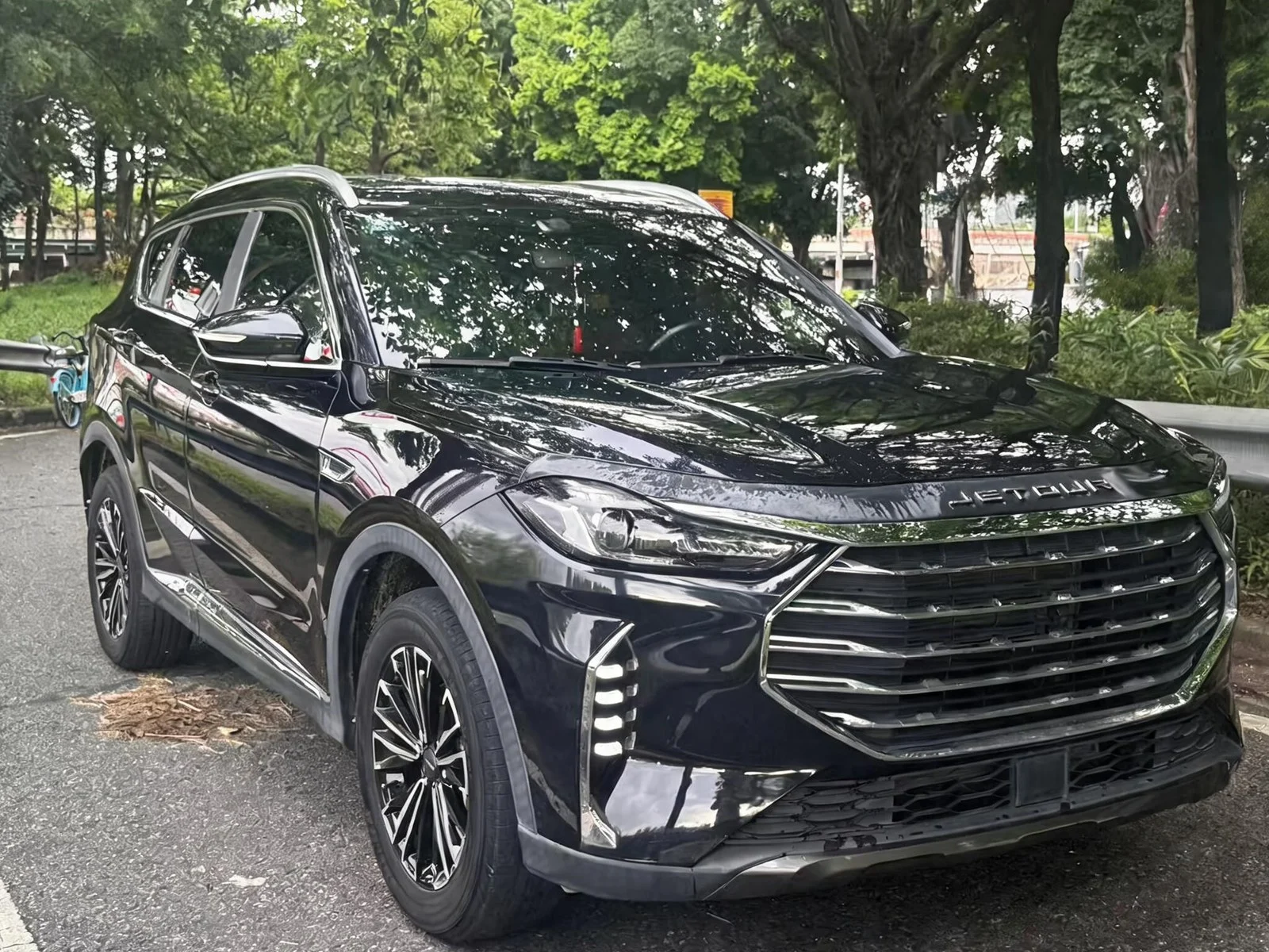 2022 Jetour X70 PLUS black front three-quarter view