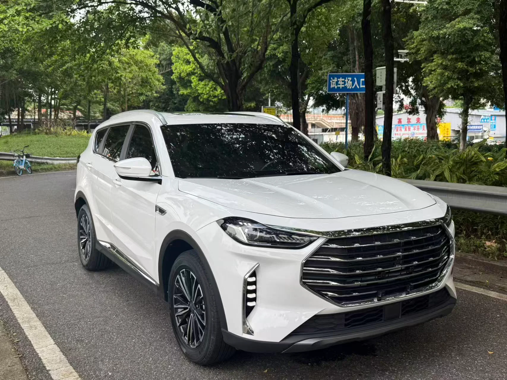 2022 Jetour X70 PLUS white front three-quarter view