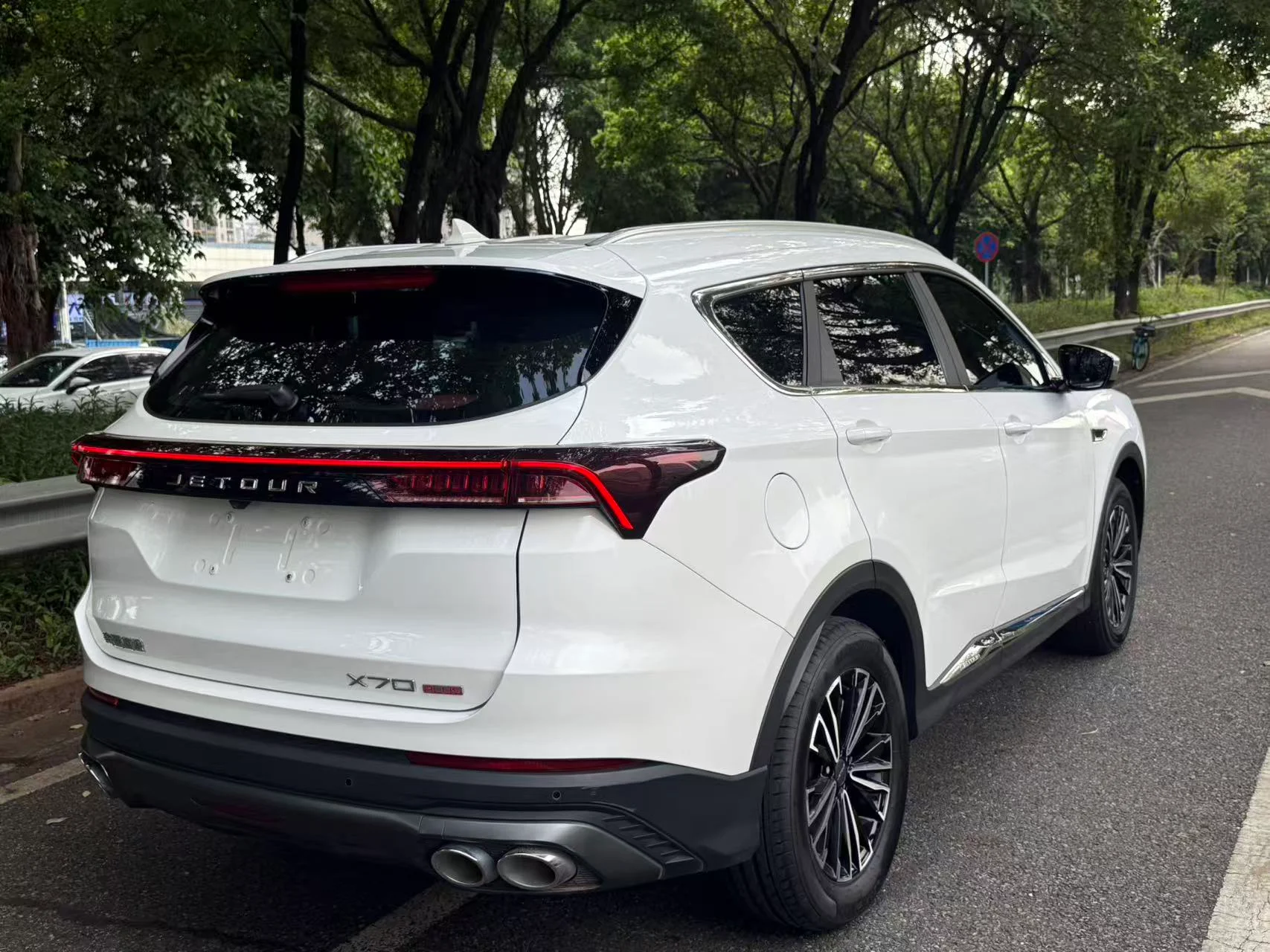2022 Jetour X70 PLUS white rear three-quarter view